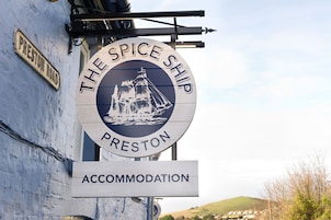 Señalización para 'The Spice Ship Preston', que indica un alojamiento.
