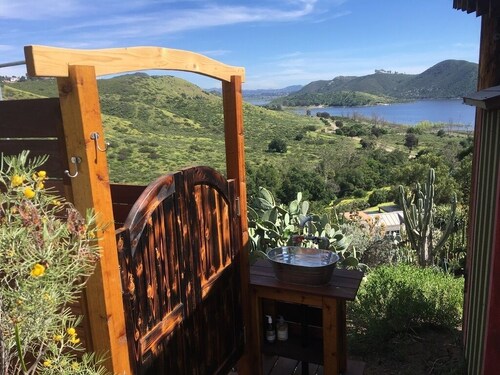 Hilltop-mökki, josta on panoraamanäkymät järvelle ja vuorille