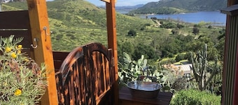 Hilltop cabin with panoramic lake & mountain views