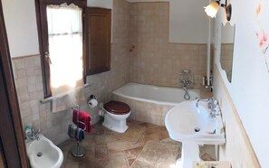 Douche, sĂšche-cheveux, bidet, serviettes fournies