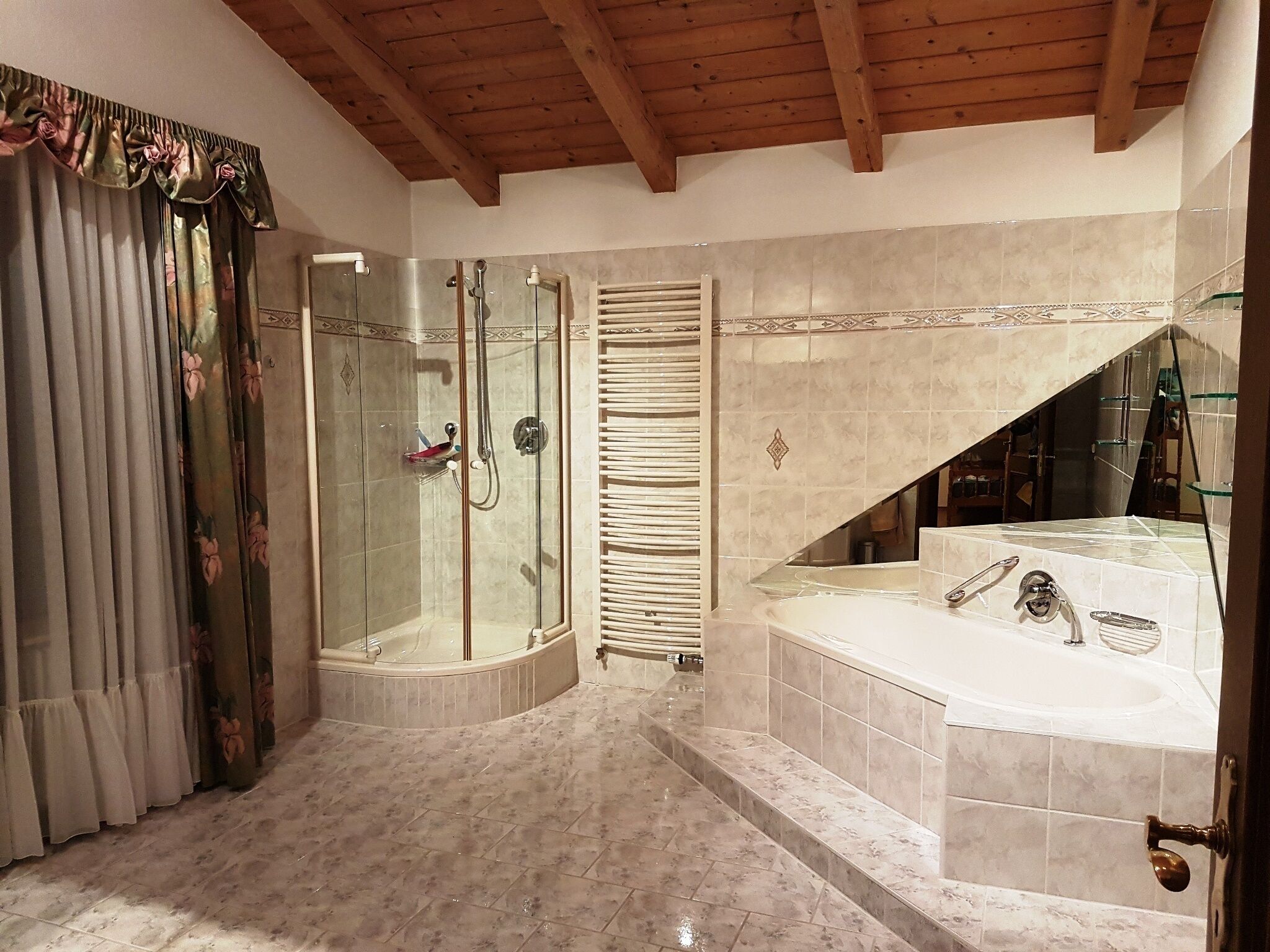 Bathtub, towels