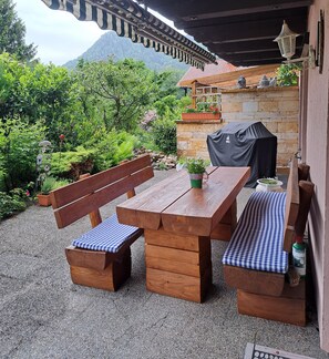 Outdoor dining - Speckbichlhaus 203 sqm balcony, 4 bedrooms, living room, kitchen, max. 8 persons (Ruhpolding)