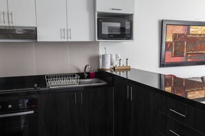 Homelike Hideaway In Central Location- Miraflores! | Eigene Küche | Großer Kühlschrank, Mikrowelle, Herdplatte, Geschirrspüler