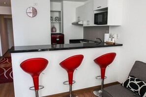 Großer Kühlschrank, Mikrowelle, Herdplatte, Geschirrspüler