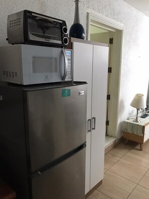 Fridge, microwave, stovetop, coffee/tea maker