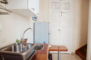 Kühlschrank, Mikrowelle, Herdplatte, Wasserkocher mit Kaffee-/Teezubehör