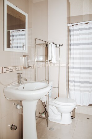 Bruser, gratis toiletartikler, hårtørrer, håndklæder