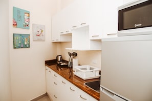 Kühlschrank, Mikrowelle, Wasserkocher mit Kaffee-/Teezubehör