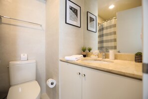 Acogedor Apartamento En El Corazón De Miraflores | Bagno | Doccia, set di cortesia gratuito, asciugacapelli, asciugamani