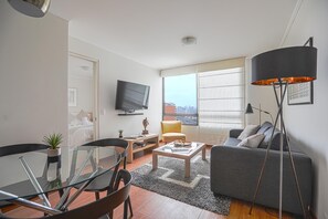 Acogedor Apartamento En El Corazón De Miraflores | Living area | TV - Acogedor Apartamento En El Corazón De Miraflores (Lima)