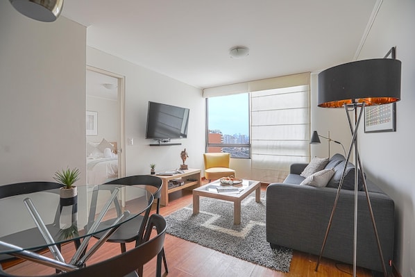 Acogedor Apartamento En El Corazón De Miraflores | Area soggiorno | TV