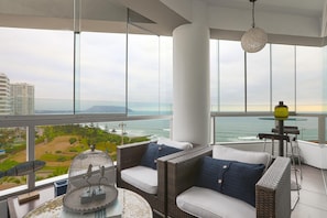 Boardwalk Modern Apartment With Oceanview | Terrace/patio