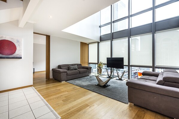 Living area - Stunning Spacious 3 Bed Apartment (London)