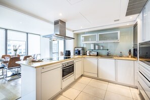 Apartment, 3 Schlafzimmer | Eigene Küche | Großer Kühlschrank, Mikrowelle, Ofen, Geschirrspüler
