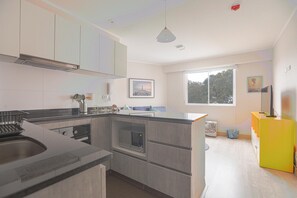 Modern Gem At The Heart Of Barranco W/ Pool & Gym | Privékeuken | Een koelkast, een magnetron, een oven, een kookplaat