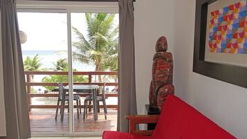 Suite Familiale, terrasse, en front de mer | Coin séjour