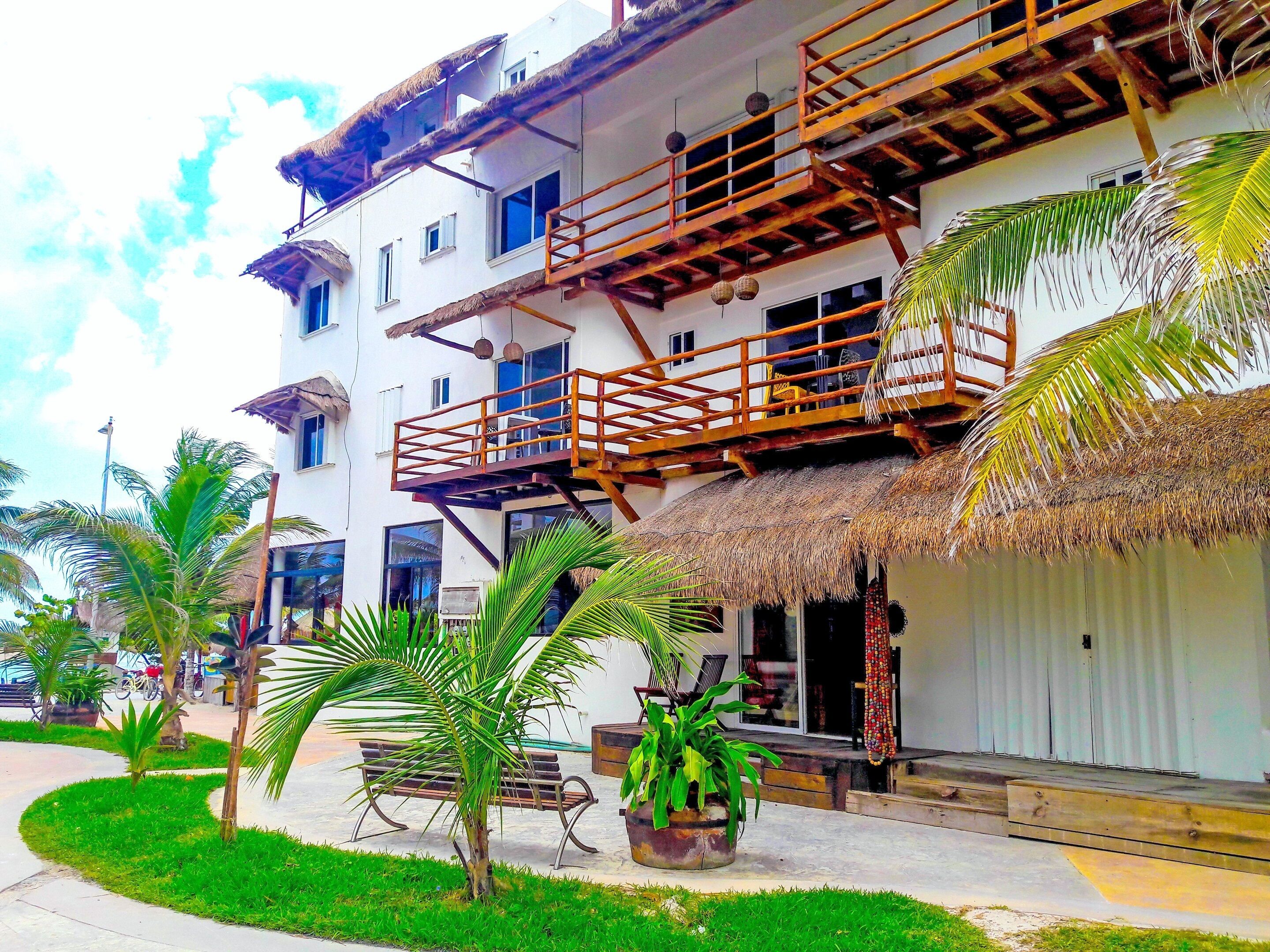 Un edificio de varios pisos con techo de paja y balcones de madera.