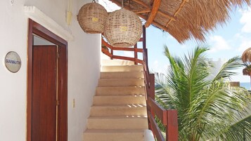 Suíte família, vista parcial para o mar | Roupas de cama antialérgicas, individualmente decorados