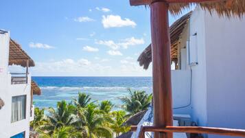 Suite familiar, vista parcial al mar | Vista desde la habitación