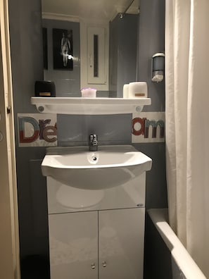 Sèche-cheveux, serviettes fournies, savon, shampoing