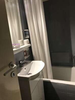 Sèche-cheveux, serviettes fournies, savon, shampoing