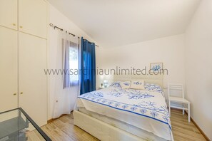 2 bedrooms, travel crib, free WiFi - Villa Assenzia: villa with seaview and Jacuzzi (Costa Paradiso)