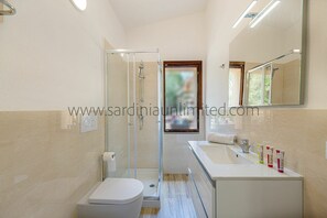 Bathroom - Villa Assenzia: villa with seaview and Jacuzzi (Costa Paradiso)