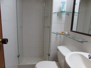 Een douche, handdoeken, toiletpapier