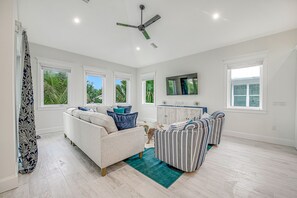 Télévision, baby-foot, table de tennis de table