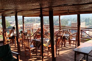 供应早餐、午餐和晚餐，地方菜