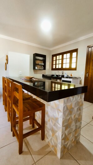 Superior Apartment | Private kitchen | Fridge, microwave, oven, toaster - Residencial Maria Pitanga (Porto Seguro)