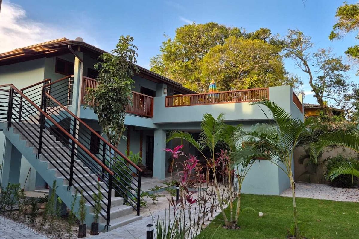 Tallelokero huoneessa, pimennysverhot, ilmainen Wi-Fi, vuodevaatteet