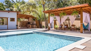 Outdoor pool, pool loungers - Residencial Maria Pitanga (Porto Seguro)