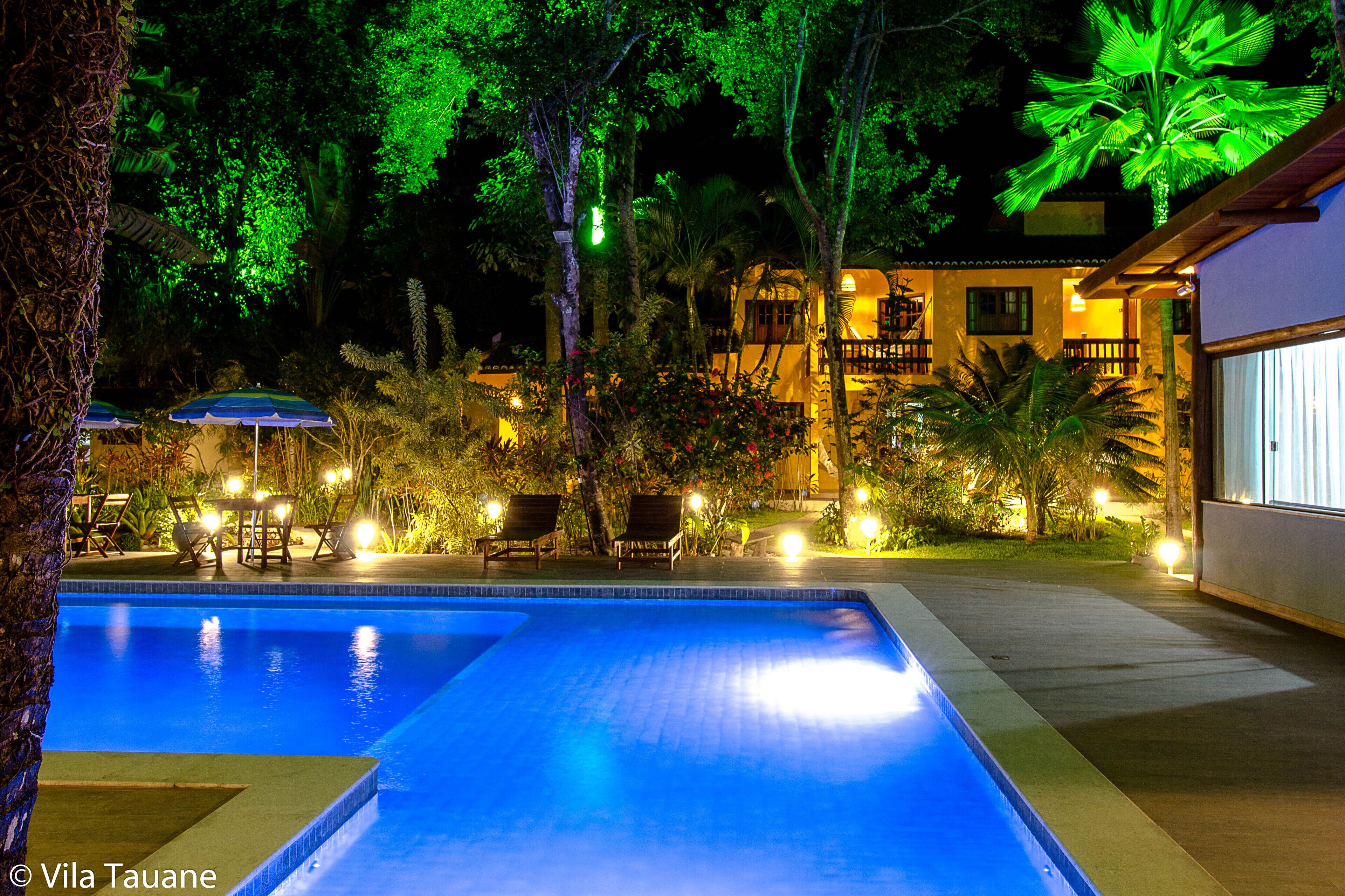 Kolam renang outdoor, dengan kursi berjemur