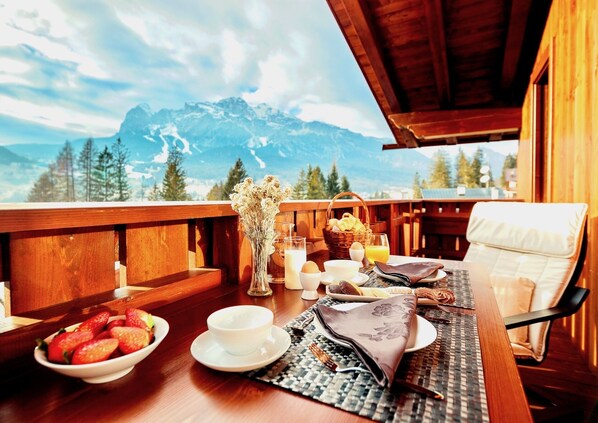 Outdoor dining - CHALET CORTINA 2 - Six Bedroom Chalet, Sleeps 12 (Cortina d'Ampezzo)