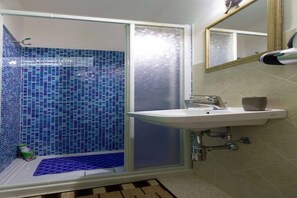 Een haardroger, handdoeken, zeep, shampoo