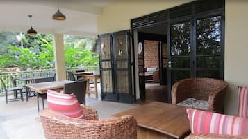 Breakfast, lunch, dinner served; local and international cuisine