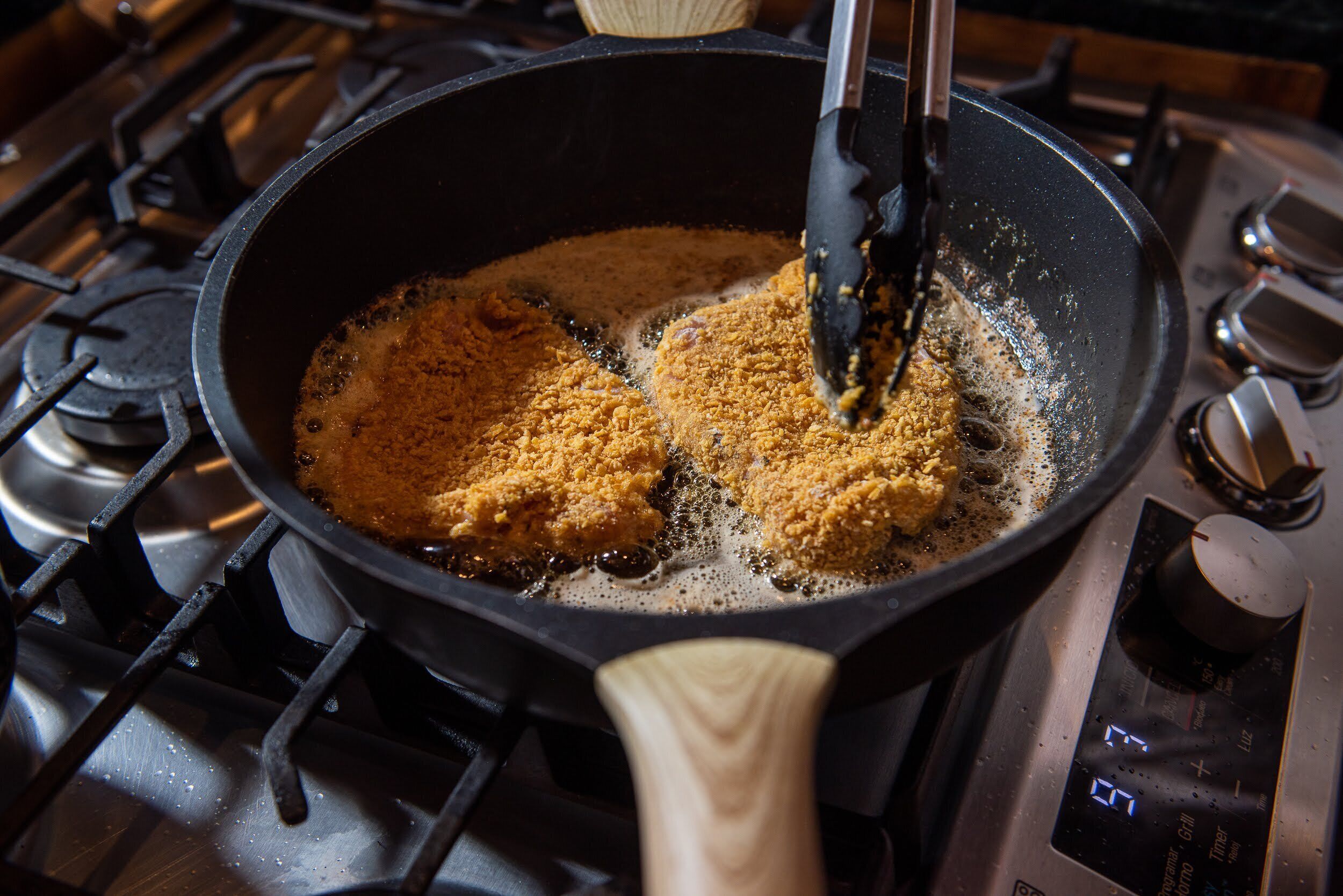 Una sartén sobre una estufa con comida cocinándose.