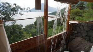 Barraca luxo, banheiro privativo, vista para o lago | Chuveiro