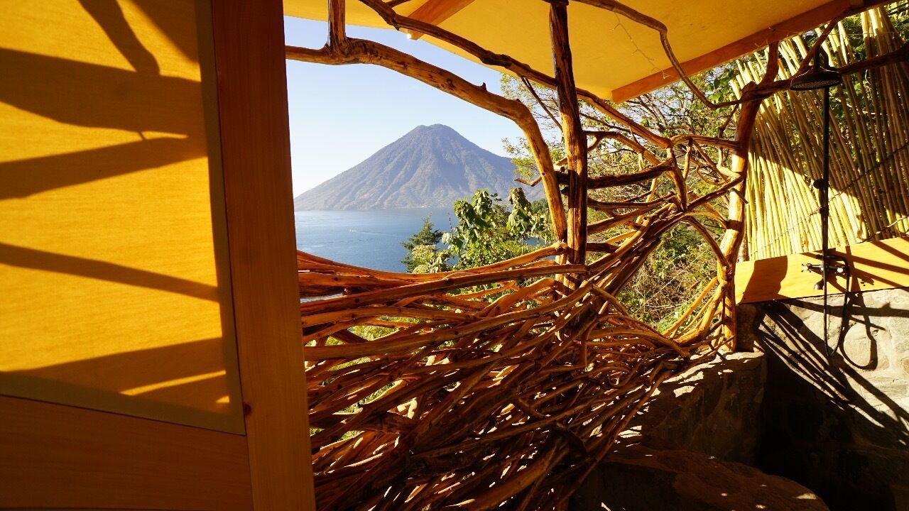 Una estructura de madera con vistas a la montaña y al mar.