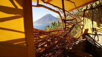 Una estructura de madera con vistas a la montaña y al mar.