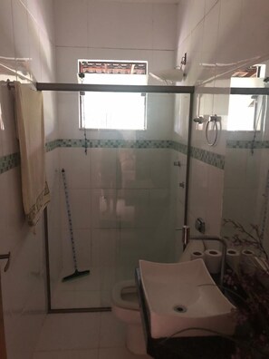 Een douche, handdoeken