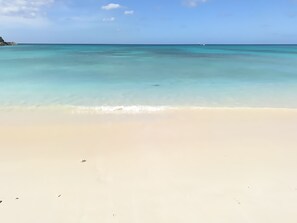 A beach with clear turquoise water and a sandy shore. - Large 3 Bed + FREE amenities + Close to everything (Brighton)