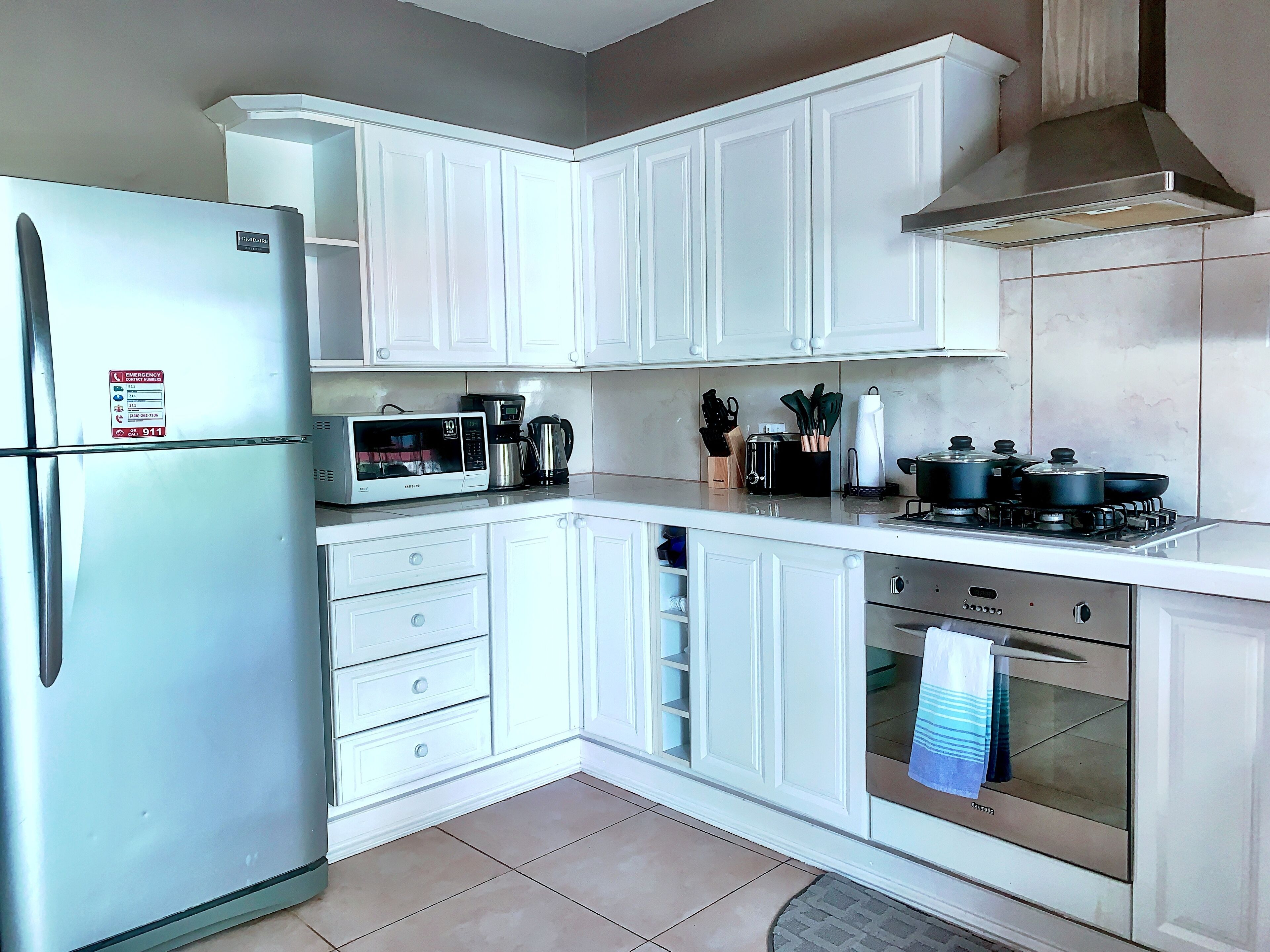 ثلاجة، ميكروويف، فرن، موقد طهي مسطح