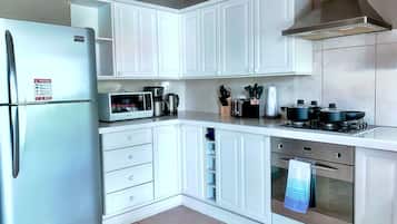 Kjøleskap, mikrobølgeovn, ovn og kokeplater