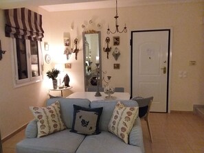 Interior - Enjoy full comfort & a relaxed holiday within walking distance to Tsilivi beach (Zyknthos Town)
