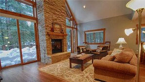 House, Multiple Beds (The Lyman Treehouse (Home)) | Living room