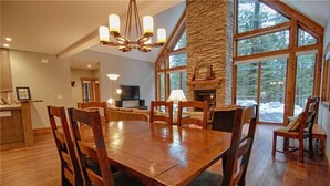 House, Multiple Beds (The Lyman Treehouse (Home)) | Private kitchen