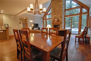 独立别墅, 多张床 (The Lyman Treehouse (Home)) | 私人厨房 | 冰箱、微波炉、炉灶、洗碗机