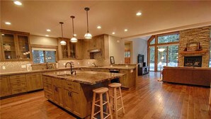 House, Multiple Beds (The Lyman Treehouse (Home)) | Private kitchen